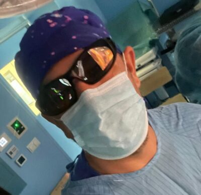 Dr. Rareș Stoian în sala de operație